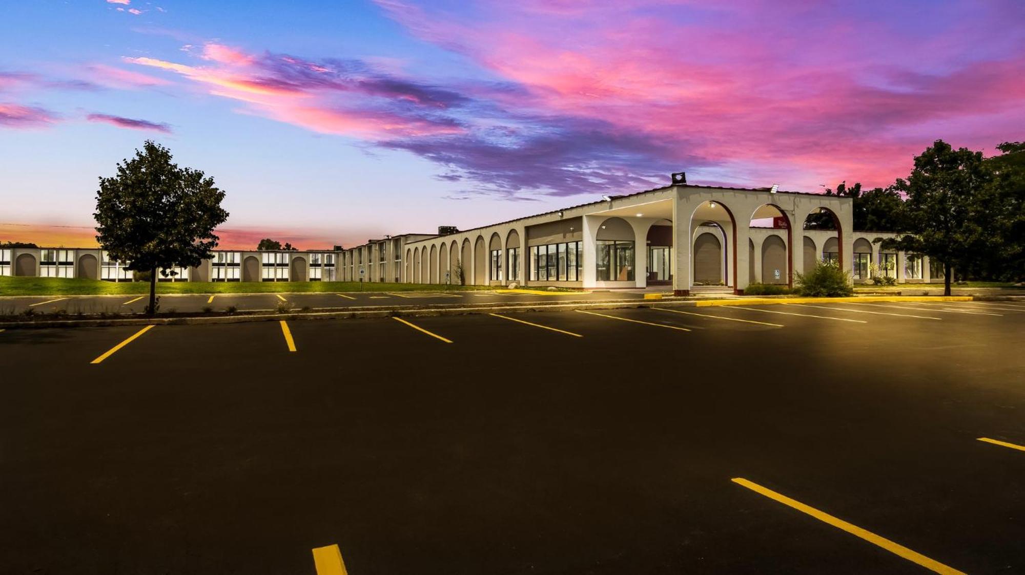 Hometowne Studios By Red Roof And Conference Center Chicago - N Aurora Naperville North Aurora Экстерьер фото