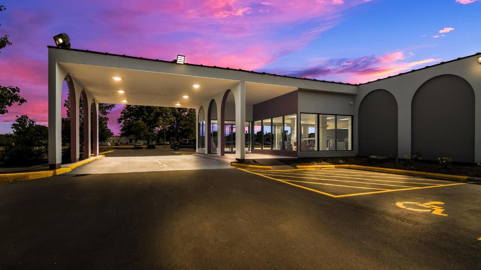 Hometowne Studios By Red Roof And Conference Center Chicago - N Aurora Naperville North Aurora Экстерьер фото